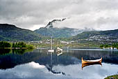 Le isole Lofoten Norvegia. Un laghetto nei pressi di Sorvagen incontrato lungo la strada che proviene da A (Moskenes) sull'estrema punta meridionale dell'arcipelago. 
